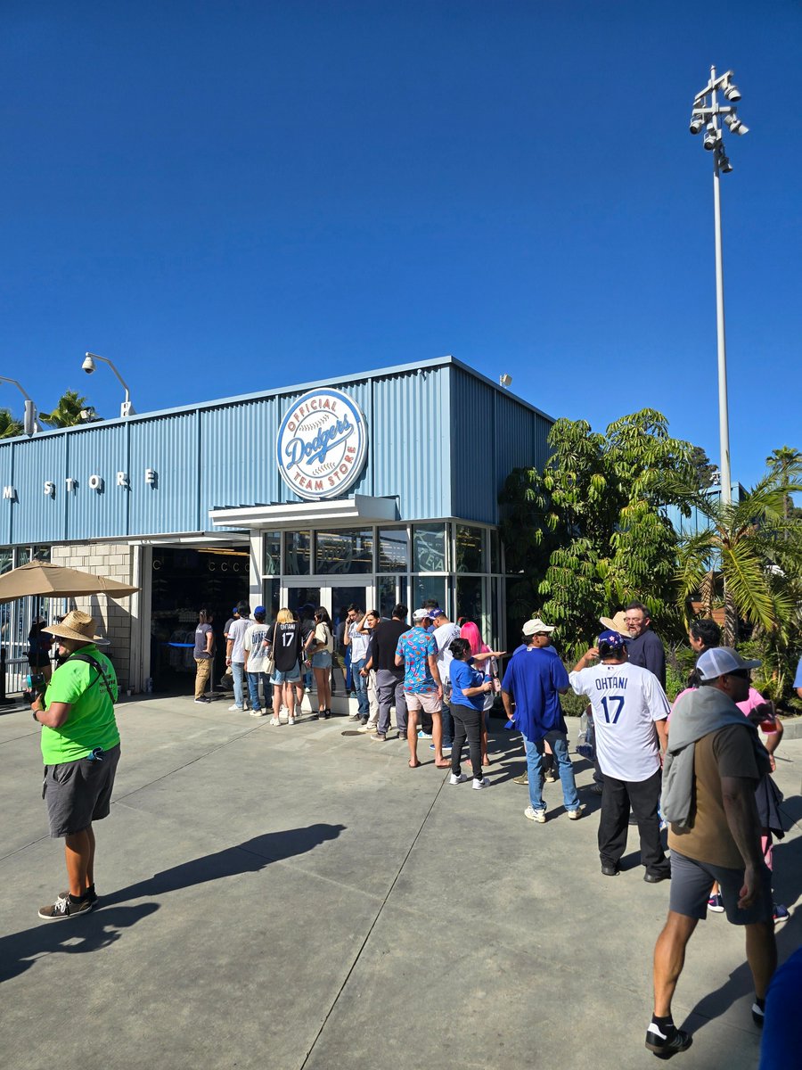 KhamsAlan's tweet image. If you are at #hololivenight for the #Dodgers tonight. The left fied teamstore line is very short if you are trying to get merch! I am at the end of the line when I took this pic.