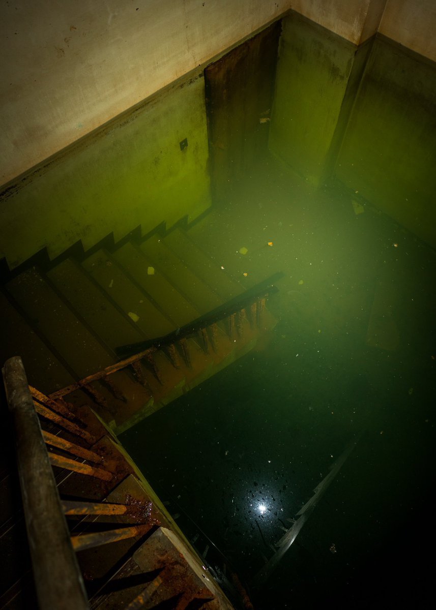 キーアイテムとか使わないと進めなそうな水没したドア