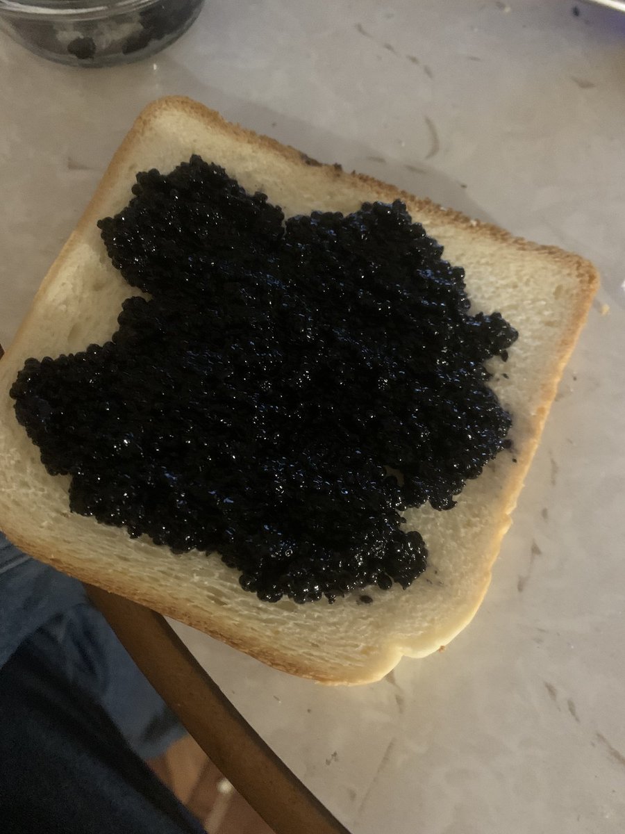 Продолжаю деградировать, смотря шортсы, из 70 с хуем, единственный из заукозаписи ударника на Блер, сонг 2 (лень на латинянский переключать), поюс поедаю знатные бутеры под сие