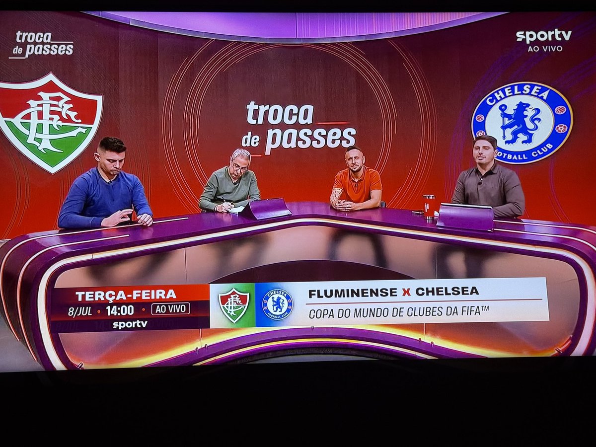 Eu acho maneiro que a vinheta do #TrocaDePasses tem mulheres em sua animação. Elas aparecem em mesa redonda, transmissão, como repórter. Maneiro mesmo!

Mas aí começa o programa e…
