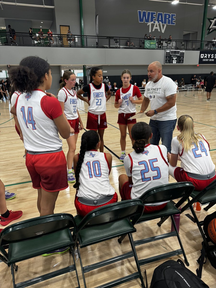 CoachMBaxter's tweet photo. It was good watching you coach @DelCurrent Keep pouring into the next generation, and your daughter got next!!💯
#SAFINEST #TxU https://t.co/8TKpv9xxo2