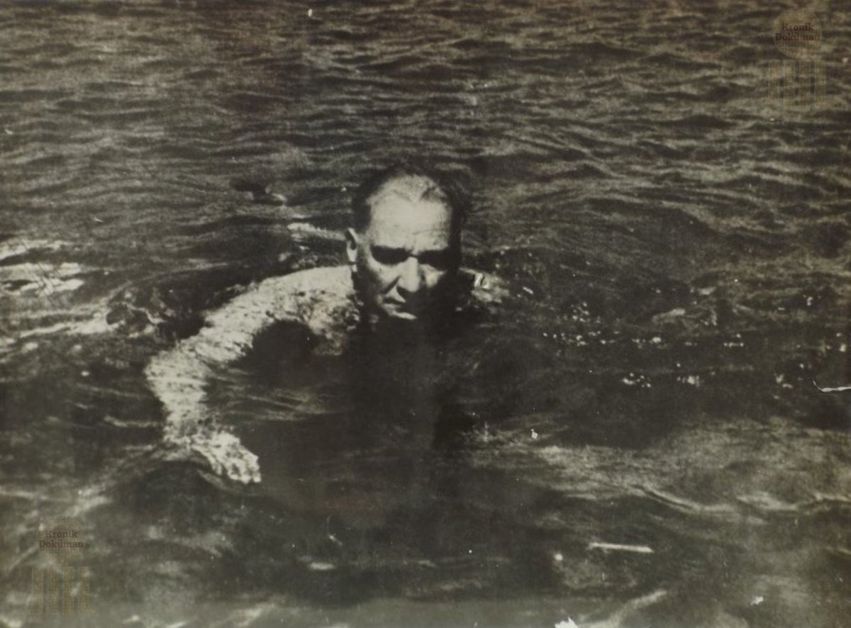 Güneş bizimle doğar.
Yağmur bizimle yağar.
Bizimle coşar deniz.
Ateş bizimle yanar.
Biz Atatürk gençleriyiz.