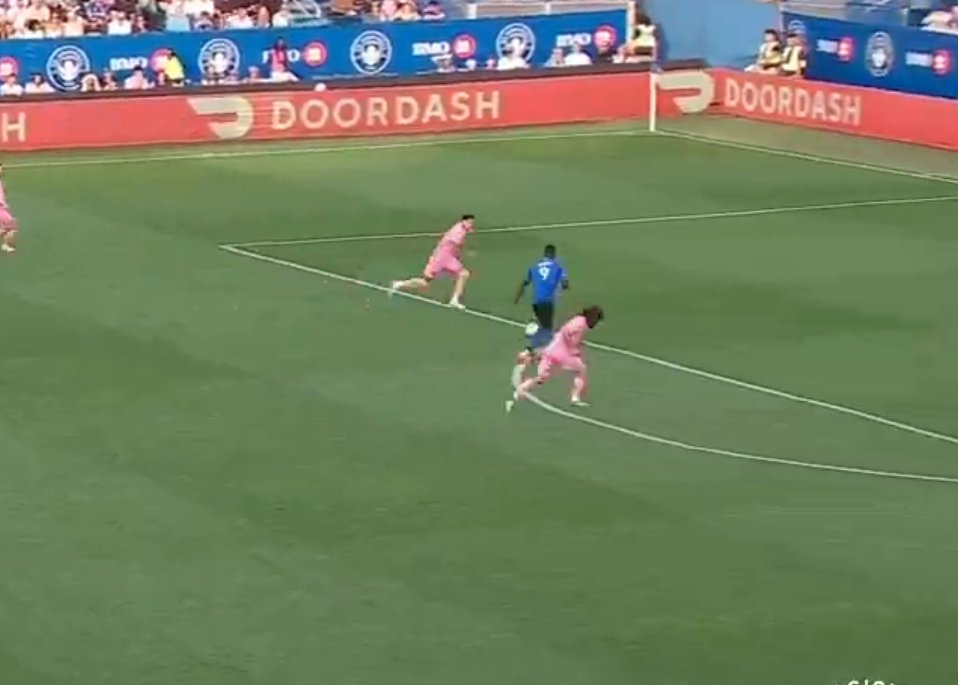TouchlineX's tweet photo. 📸 - IT WAS MESSI WHO LOST THE BALL FOR MONTREAL TO SCORE EARLY IN THE GAME! https://t.co/52KsRMRI8Y