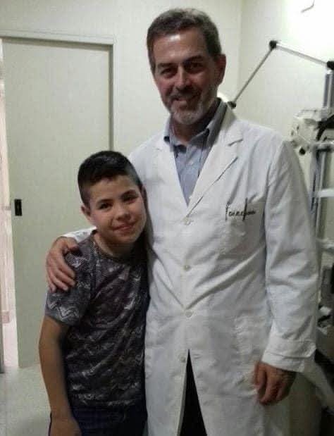 OPERÓ GRATIS Y LE SALVÓ LA VISTA A UN NENE SANJUANINO.
El doctor Emilio Dodds operó gratis a Tomás,no una sino 3 veces para poder salvarle la vista. Su flia tenía problemas con la obra social y él decidió regalarles las intervenciones.Gracias a eso;el niño puedo salvar la visión.