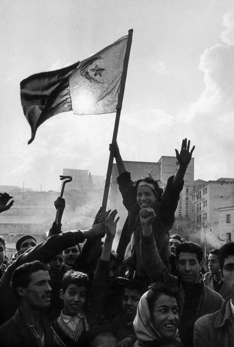 RimaHas's tweet image. 🇩🇿 Le 5 juillet 1962 l’Algérie embrassait son indépendance après 132 de colonisation française.
Cette date est bien plus que la célébration d’une liberté et d’une dignité retrouvées pour un peuple, c’est la lutte de tous les peuples colonisés qui est aussi honorée. 
La Mecque des…