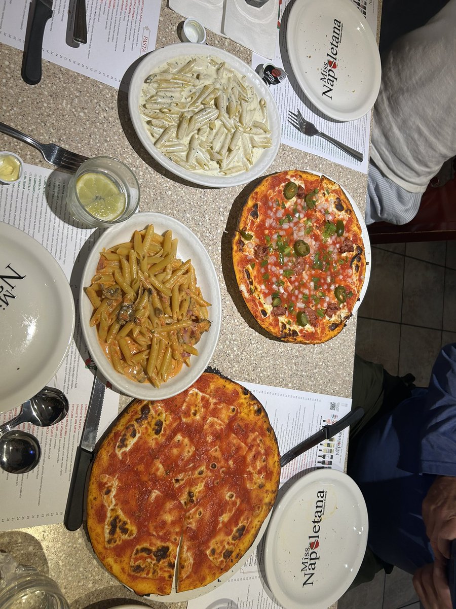 IanLafreniere's tweet image. Belle soirée père-fille aux @MTLAlouettes 🏈✨
Beaucoup d’ambiance à Montréal avec le football et le soccer @cfmontreal ⚽️🔥
Un arrêt chez Napolitana s’imposait avant le match🇮🇹🍝😂
GO ALS GO! 💪