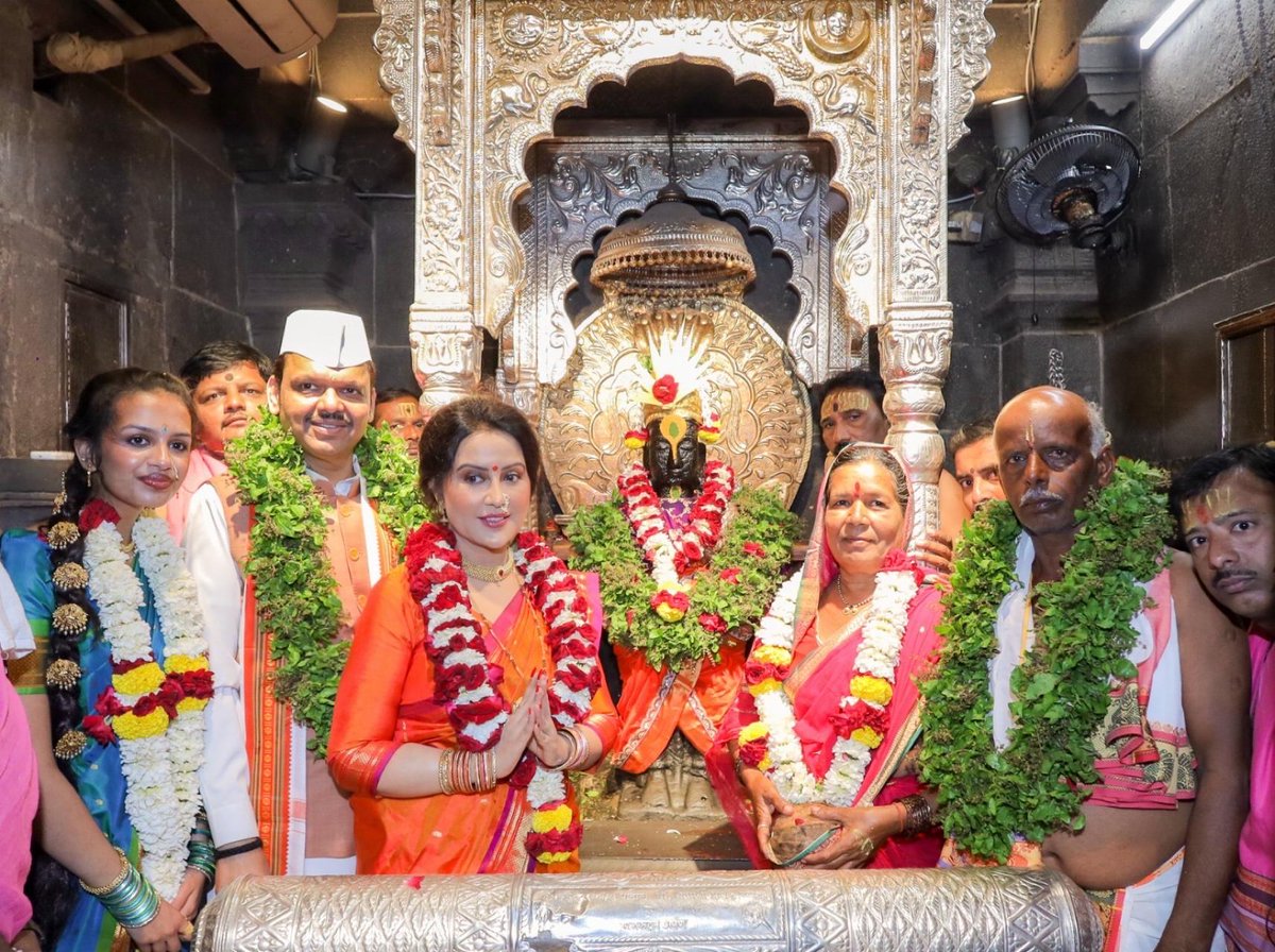 Dev_Fadnavis's tweet photo. रुप पाहतां लोचनीं । सुख जालें वो साजणी ॥
तो हा विठ्ठल बरवा । तो हा माधव बरवा ॥
बहुता सकृतांची जोडी । म्हणुनि विठ्ठलीं आवडी ॥
सर्व सुखाचें आगरु । बापरखुमादेविवरु ॥🚩

देवशयनी आषाढी एकादशीनिमित्त आज पंढरपूर येथे विठ्ठल-रुक्मिणी मातेच्या चरणी पत्नी अमृता व कन्या दिवीजा यांच्यासमवेत शासकीय महापूजा करण्याचे सौभाग्य लाभले. यावेळी विठ्ठल-रुक्मिणी मातेच्या दर्शनाने मन प्रसन्न झाले आणि विठुमाऊली व रखुमाईच्या चरणी नतमस्तक होत राज्यातील शेतकरी, कष्टकरी व सर्व जनतेच्या सुख-समृद्धी व महाराष्ट्राच्या विकासासाठी प्रार्थना केली.

@fadnavis_amruta
#Maharashtra #Pandharpur #AshadhiEkadashi