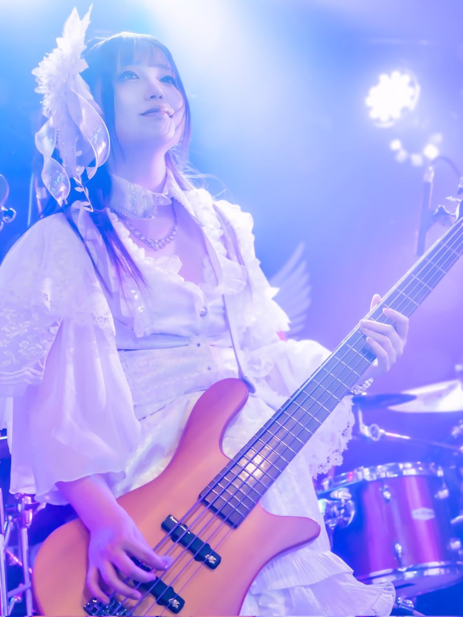 おはよう🎸

朝から少し、音楽の話を。

ベースは、音楽の土台だと言われる。
リズムとハーモニー、どちらにも関わる橋渡しのようなポジション。
ドラムと組んでグルーヴを作りながら、コードの芯を鳴らして、曲の進む道をつくっていく。

ただ支えるためにベースを弾いてるわけじゃない。