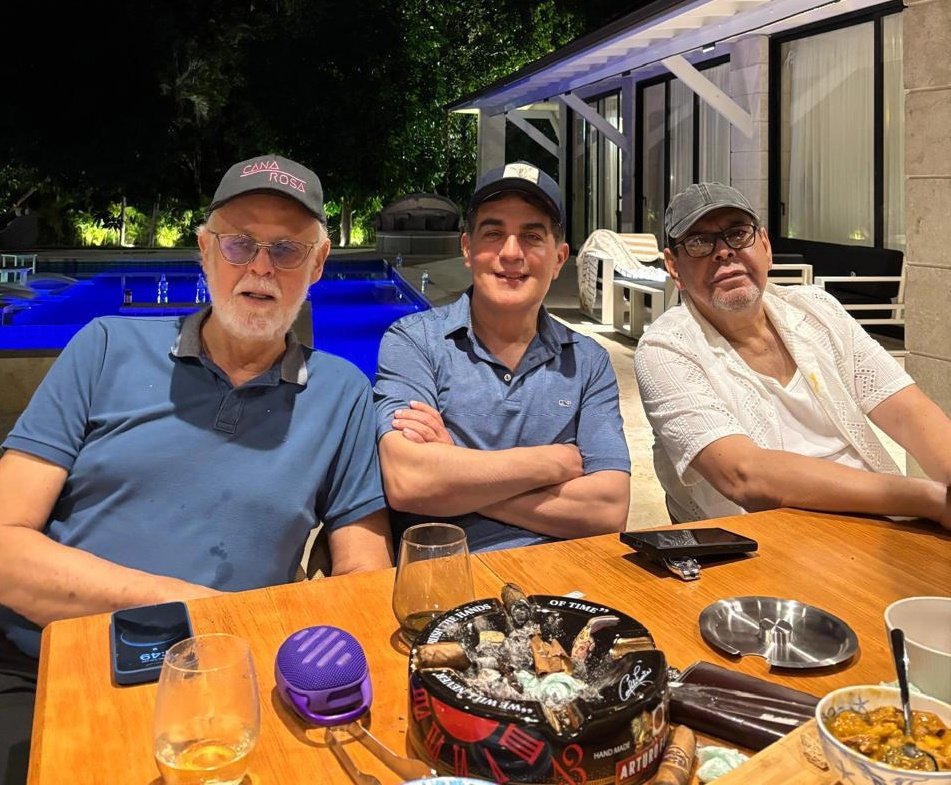 A mi derecha, El Dandy, <a href="/FaustoJaquezH/">Fausto Jaquez Hernán</a>, y a mi izquierda, El Mayimbe, <a href="/Fervillalona/">Fernando Villalona</a>.