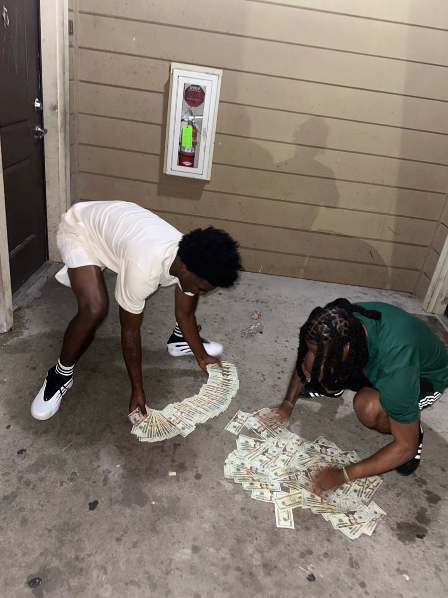 ibangKDA's tweet image. KDA yo bitch ain’t safe so I hide her when I come around 😅