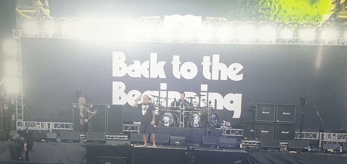 martinmarat32's tweet photo. Nunca pensé escuchar de nuevo "Walk" o "Cowboys from Hell", pero Pantera volvió a aparecer con Phil Anselmo en la voz en el homenaje a Black Sabbath. Que tan intenso estuvo la presentación, preguntenle a Aquaman (Jason Momoa) !!!
#BackToBeginning
#pantera
#BlackSabbath https://t.co/x6z2ugljcj