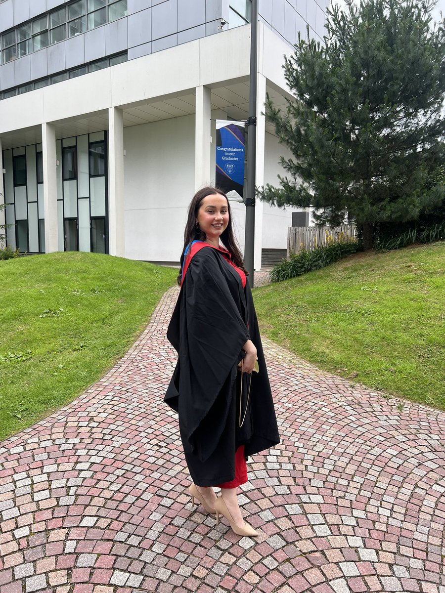 llyndassneddon's tweet image. She only went and graduated @Jodi_Sneddon  ❤️👩🏼‍🎓 Proud mum moment 🍾 #mediajournalism #gcu #BaHons #graduationday