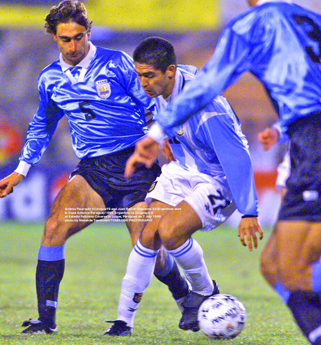 Andrés Fleurquin 5(UruguaY9 and Juan Román Riquelme 22(Argentina) ball
in Copa America Paraguay1999, Argentina vs Uruguay2-0
at Estadio Feliciano Cáceres in Luque, Paraguay on 7 July 1999
photo by Masahde Tomikoshi/TOMIKOSHI PHOTOGRAPHY