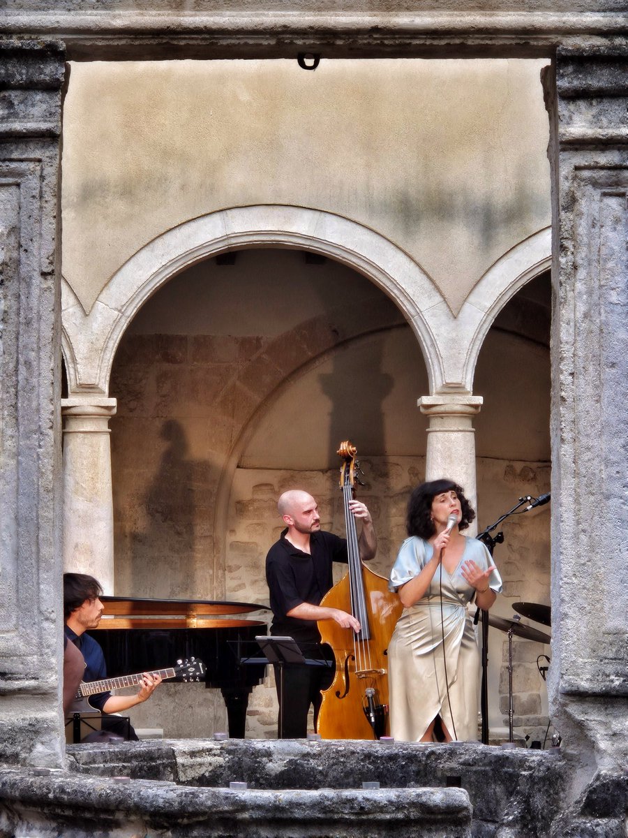 JAZZ:
Jazz in color.
Singer María Esteban.

María Esteban Quintet.
Claustre Sant Francesc (Cicle Elles &amp; Jazz).
Vijazz 2025 <a href="/vijazzpenedes/">Vijazz</a>
Vilafranca del Penedès.

📷 Photo by JazzC.

#jazz #jazzphotography
#mariaesteban 
#vijazz25