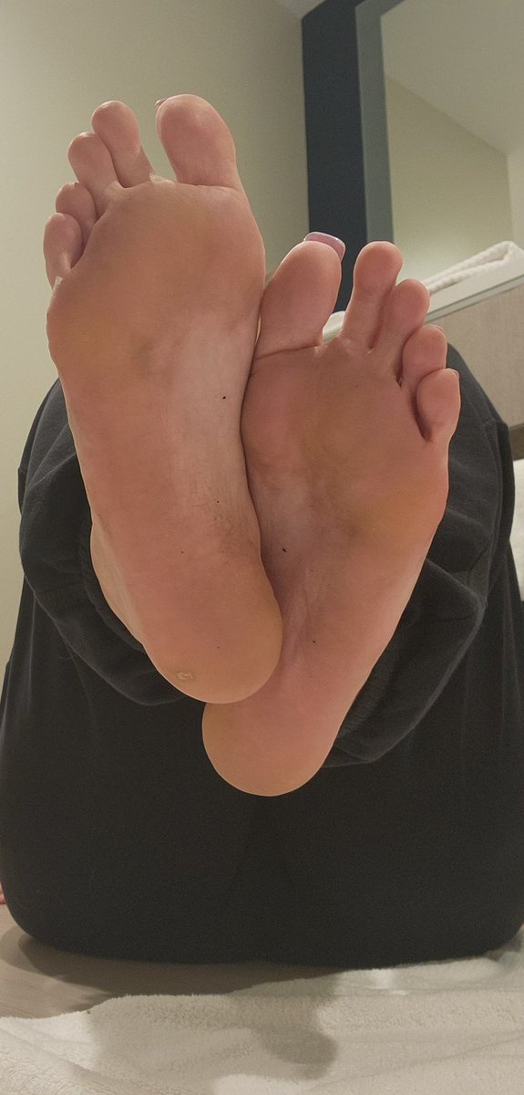 DakotaSeven7's tweet photo. Dirty soles in a hotel room ✨ 
#soles #vacationmode #hotelroom #feetseller #dirty https://t.co/SnUwKCg4zY