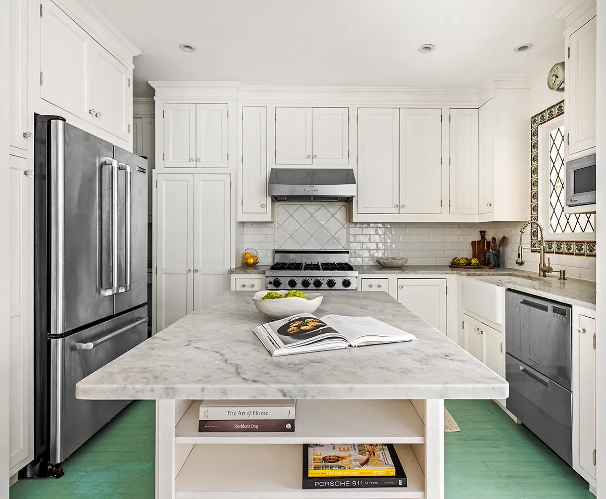 corcorangroup's tweet image. Huge news from the #UpperWestSide! 🎬 "#Wings" star #TimDaly has just listed his elegant #piedaterre in the #prewar #DeSotobuilding for $1.6 Million! ✨ He owned this apartment while filming "#MadamSecretary"! 🏙 Read more on Robb Report: bit.ly/3ZXmx5y 👈