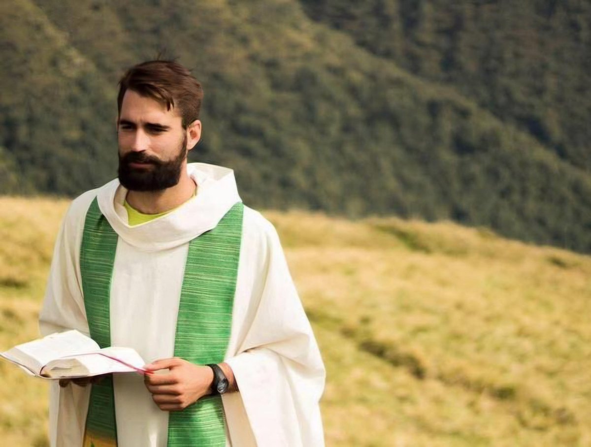 I Sacerdoti sono come le ferite di Cristo. Molti, come Tommaso, "mettono il dito" su di loro per capire se credere.
Da queste ferite sgorgano per noi fiumi di Grazia ma all'interno, a volte, ristagna il sangue muto di un dolore irraggiungibile.
Per noi.
Ma non per Dio.
#DonMatteo