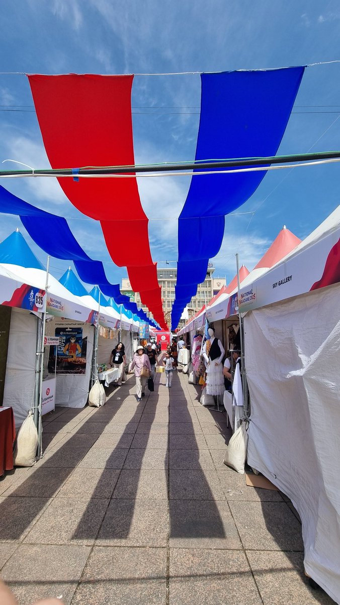 Барилга шавж зам түгжирсэн хотын хамгийн сул чөлөөтэй Талбай их дэлгүүрийн урд тал, ялалтын талбай зэргийг зах болгоо хаяцөн. Ядаж энийгээ больдогуймуу хотын даргаа