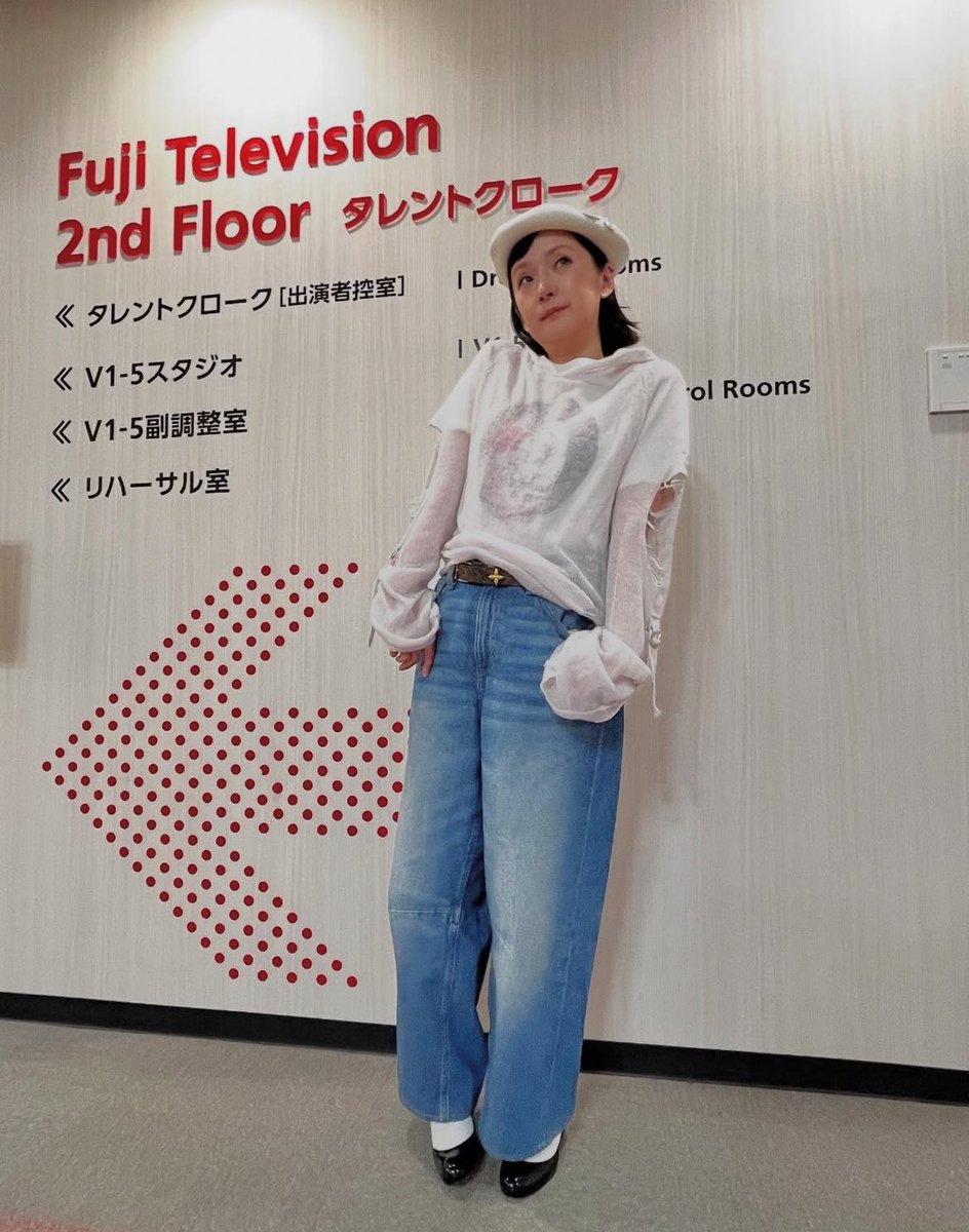 ラフィンのTシャツを、お昼の生放送で堂々と着る方法。

上にスケスケモヘアの拘束系ニットパーカーをふわっと着て、一見優しい感じに仕上げました
#ノンストップ #フジテレビ #生放送
<a href="/LaughinNose_/">ラフィンノーズ</a>