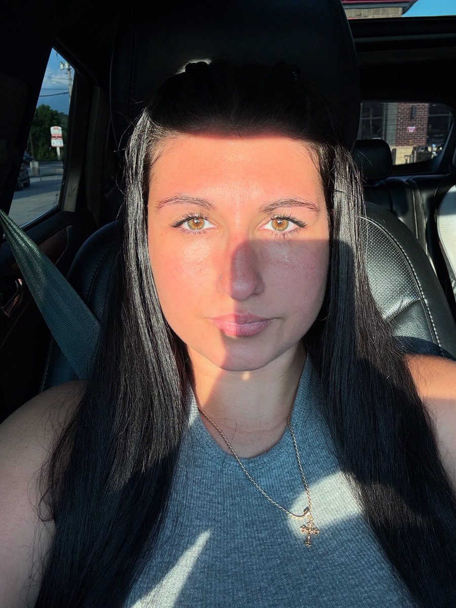 VirGoat_0915's tweet photo. Confidence level: selfie with no filter 💅🏼 https://t.co/QGzVj77sUT