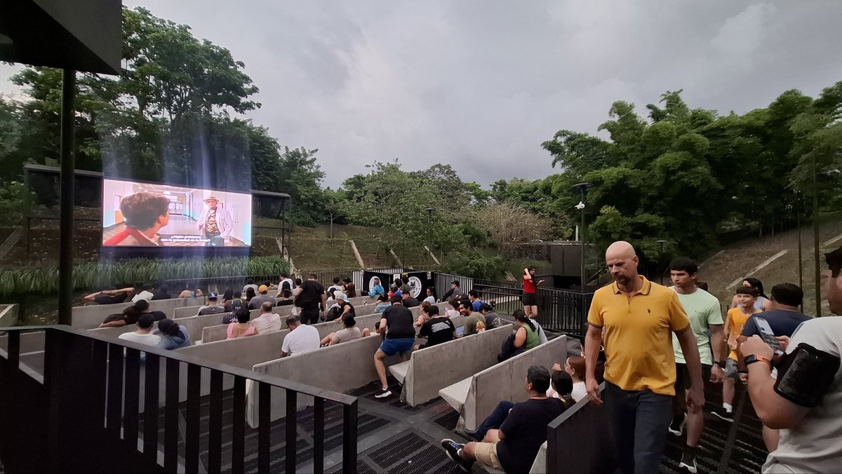 ObrasPublicasSV's tweet photo. Las familias ya disfrutan de las películas que transmitimos el fin de semana en el Cine al Aire Libre, sobre el bulevar Monseñor Romero. 🎞️🍿 https://t.co/WmRIy9dGCg