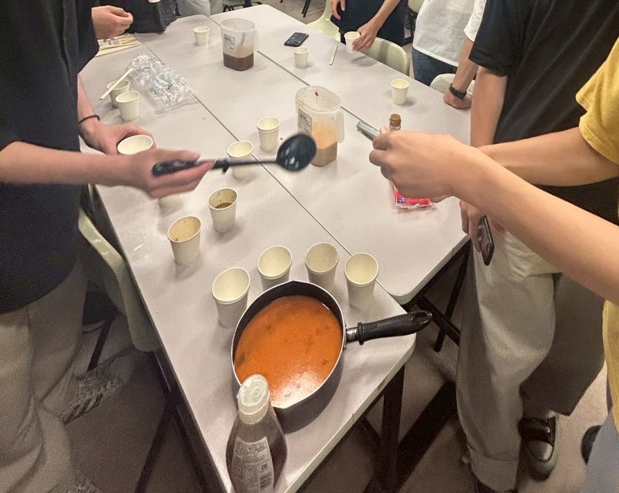 kissakan's tweet photo. 7/3（木）の活動では「紅茶そうめん」をやってみました🍵
ミルクティーの担々タレと、アールグレイの醤油だれの2種類を作って食べ比べ！
ミルクティーは胡麻と意外に合うし、アールグレイは香りがさっぱりしていて◎
変わり種の企画でしたが、たくさんの人が参加してくださりうれしかったです！ https://t.co/4vHrIfXXwK