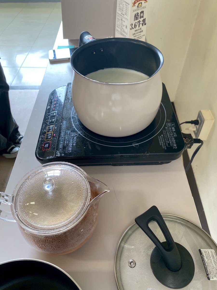 kissakan's tweet photo. 7/3（木）の活動では「紅茶そうめん」をやってみました🍵
ミルクティーの担々タレと、アールグレイの醤油だれの2種類を作って食べ比べ！
ミルクティーは胡麻と意外に合うし、アールグレイは香りがさっぱりしていて◎
変わり種の企画でしたが、たくさんの人が参加してくださりうれしかったです！ https://t.co/4vHrIfXXwK