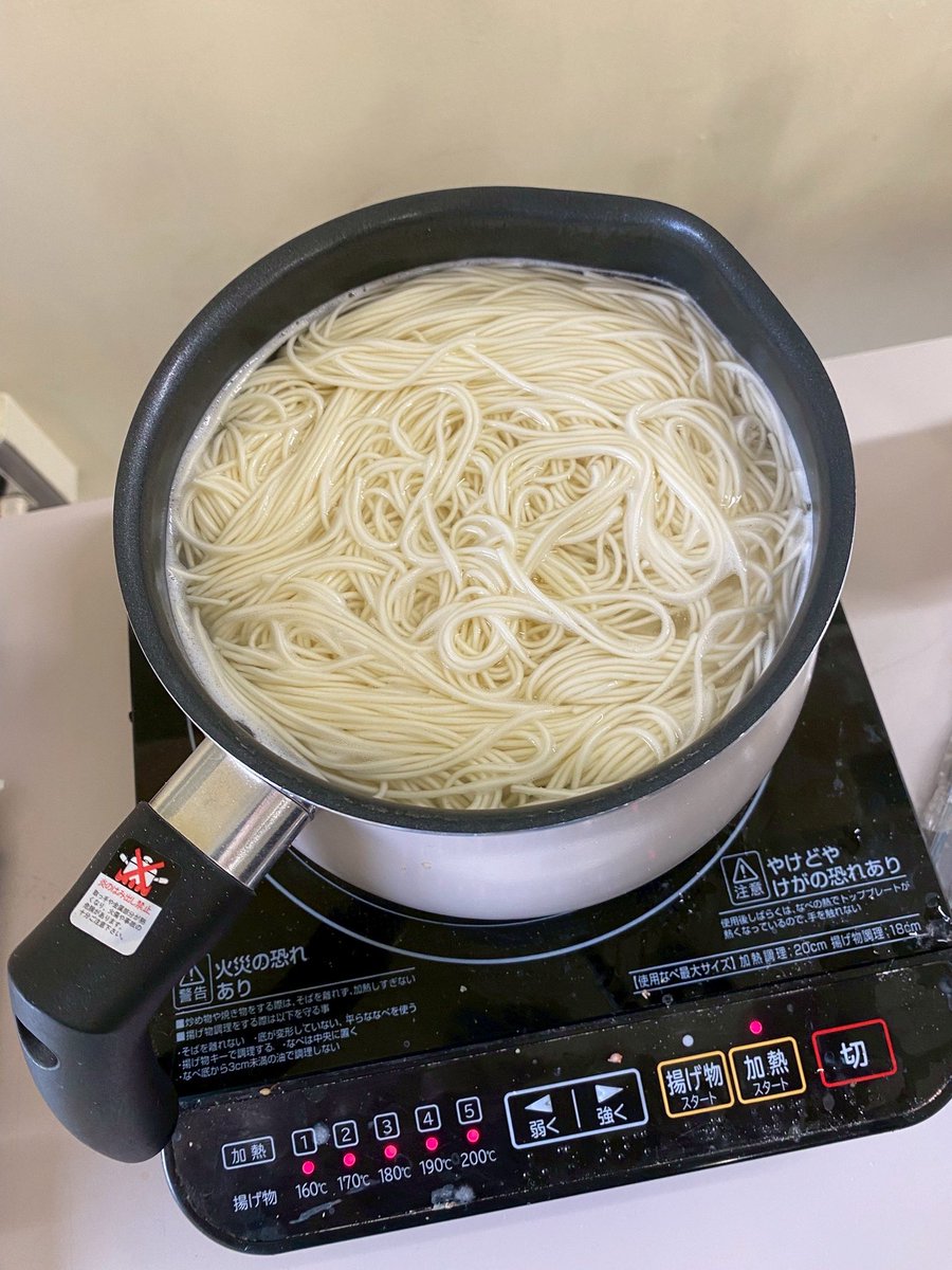 kissakan's tweet photo. 7/3（木）の活動では「紅茶そうめん」をやってみました🍵
ミルクティーの担々タレと、アールグレイの醤油だれの2種類を作って食べ比べ！
ミルクティーは胡麻と意外に合うし、アールグレイは香りがさっぱりしていて◎
変わり種の企画でしたが、たくさんの人が参加してくださりうれしかったです！ https://t.co/4vHrIfXXwK