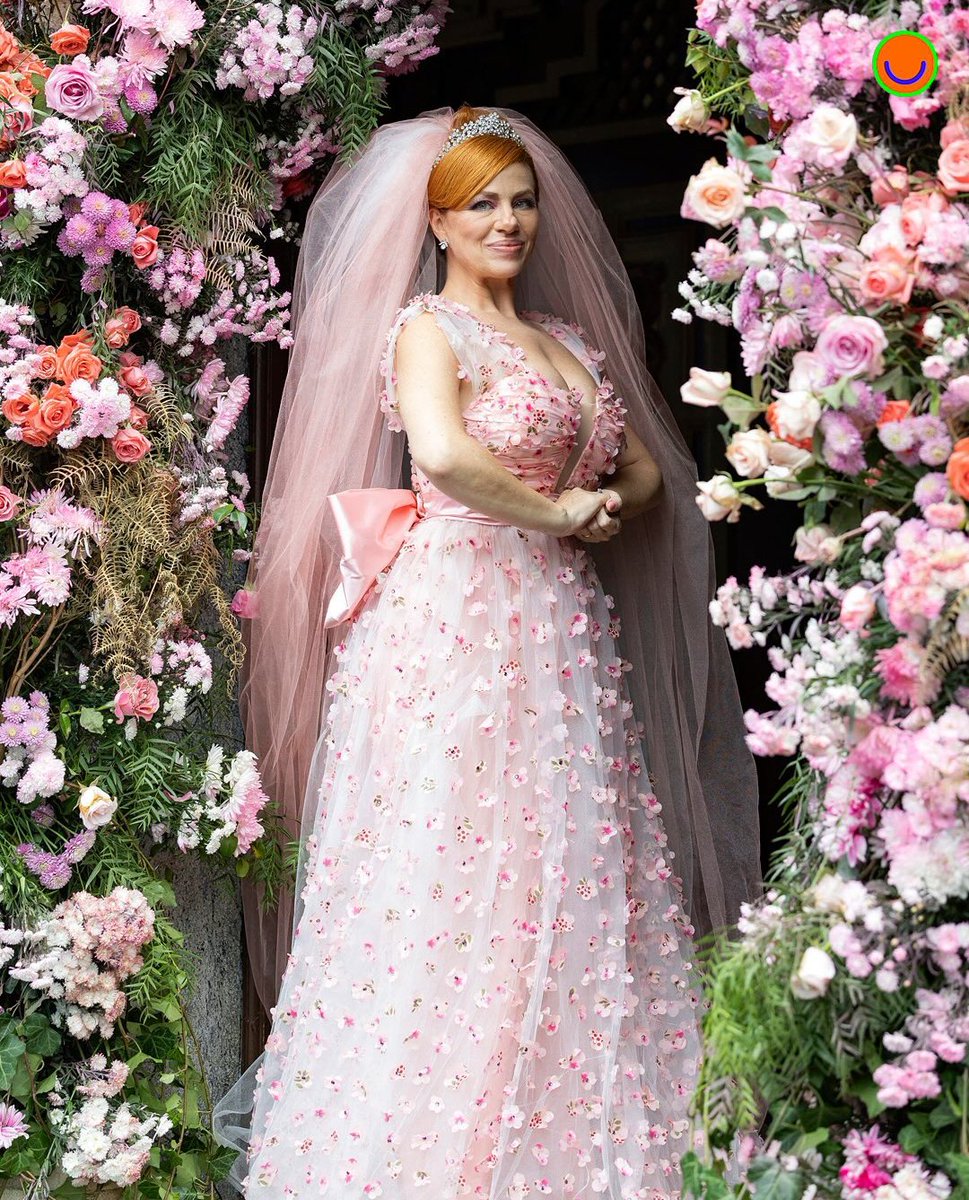 eurayanevitor's tweet photo. Esse vestido é muito lindo, ficou perfeito 
#ValeTudo https://t.co/WpXxqRWBjj