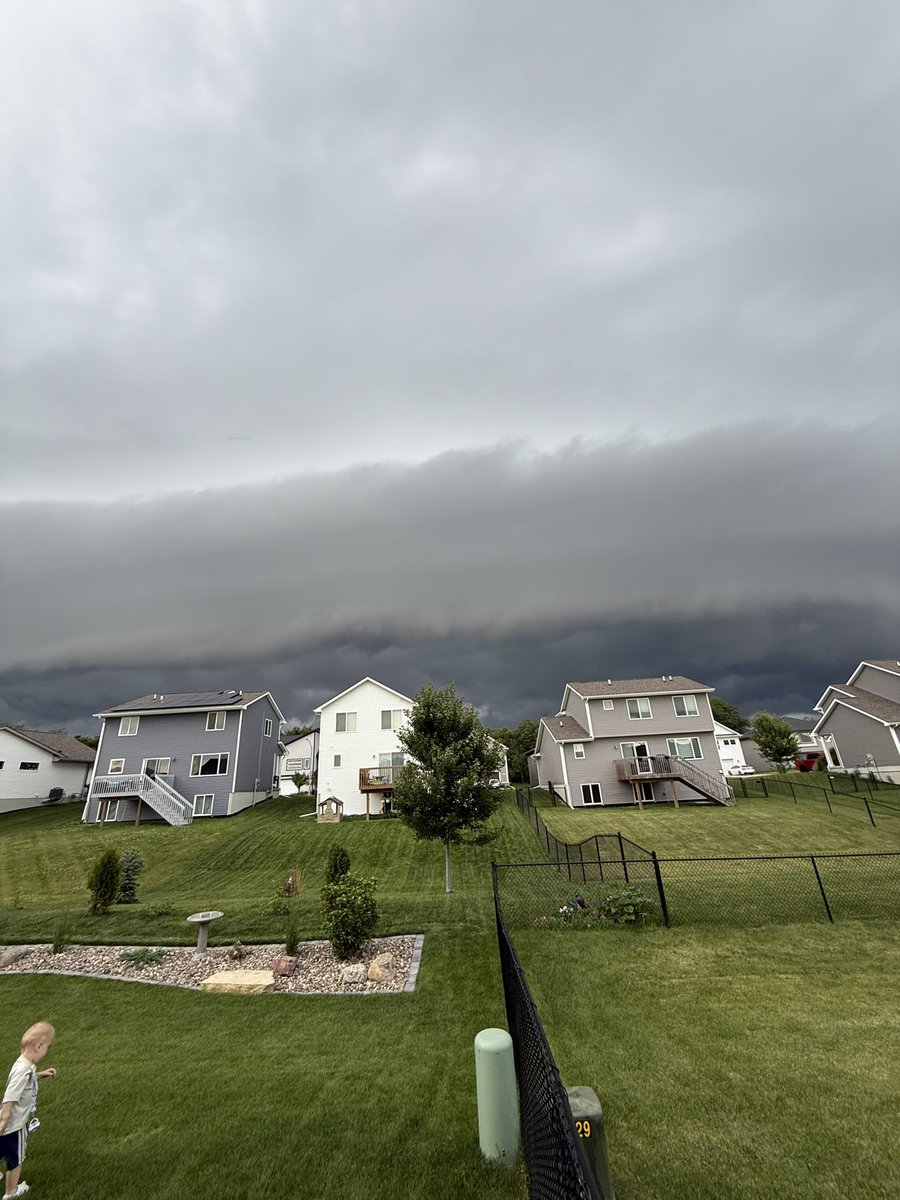 lukewolf35's tweet photo. Shelf cloud rolling into West Des Moines, IA at 7:32 PM. @NWSDesMoines @JSydejkoKCCI #iawx https://t.co/NMiuwiGdLM