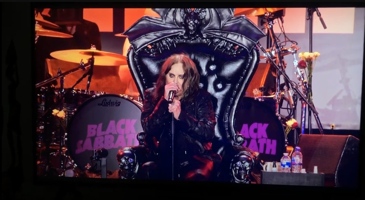 AndyTargaryen's tweet photo. Obrigado por tudo !!!! Ter conseguido ir a um show do @OzzyOsbourne  foi uma das melhores experiencias da minha vida. O Black Sabbath é o Big Bang do Heavy Metal. O sentimento não é de tristeza mais de gratidão.
#ozzyosborn #ozzy #BlackSabbath #BackToTheBeginning https://t.co/LCybndHg5x
