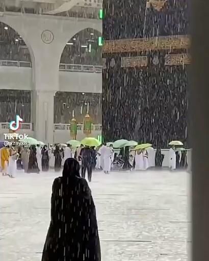 السلام علیکم ورحمتہ اللہ وبرکاتہ صبح بخیر 

اے اللہ بے شک تو آنکھوں کی خیانت اور دلوں کی چھپی باتوں کو جانتا ہے ۔
اے اللہ! ہمارے دلوں کو نفاق سے،
ہمارے عمل کو ریا و نمود سے،
اور ہماری زبان کو جھوٹ سے۔
اور ہماری آنکھوں کو خیانت سے پاک کردے۔
آمین ثمہ آمین یا رب العالمین