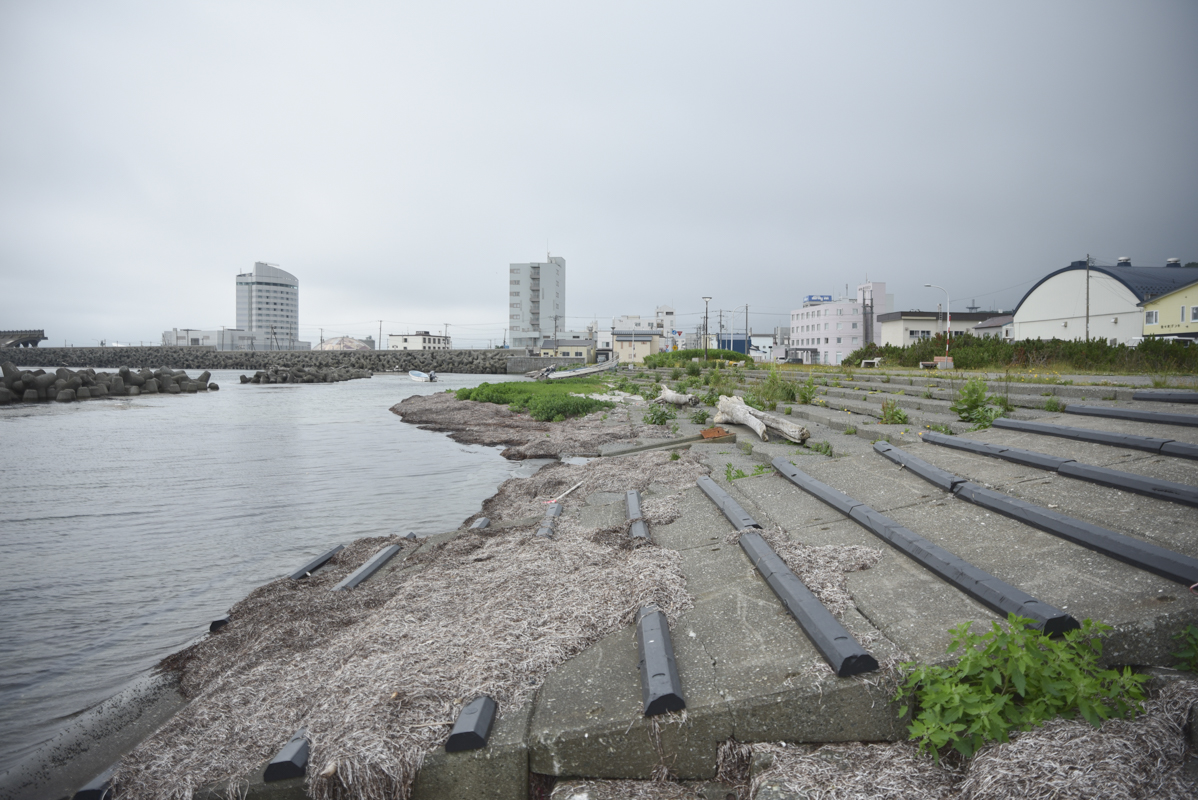 稚内の朝の散歩。
町はお祭りで賑やかですが、1歩離れれば穏やかな漁師町。ぜひ、モシリパから10〜20分でも散歩してほしいな〜と思っています。

名前の付かない、素朴な景色が見つかります。