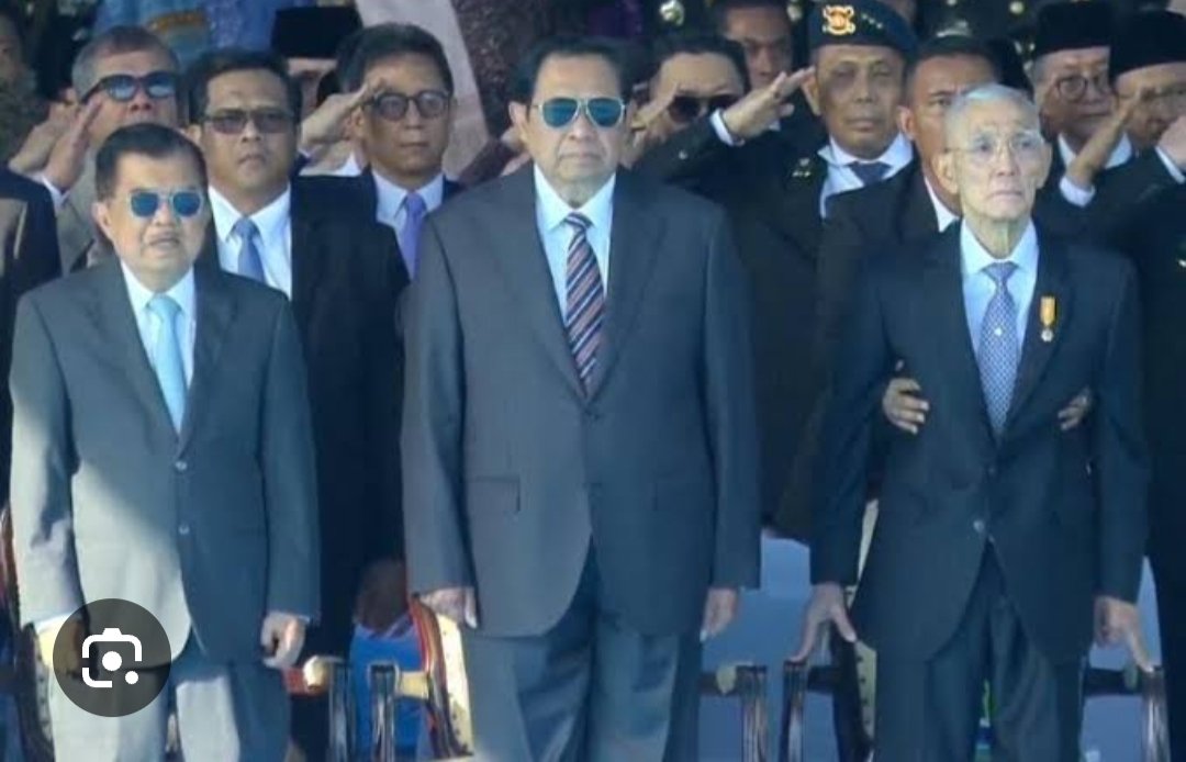 Ada yang sedang susah payah menunjukkan dirinya sehat dan hebat,
Masih bisa temani cucu main di pantai

Tapi langkah tertatih 
Punggung melengkung
Dan pandangan mata yang kosong
Menunjukkan sebaliknya

Sementara para mantan Presiden dan Wapres  dengan wajah cerah dan tubuh tegap