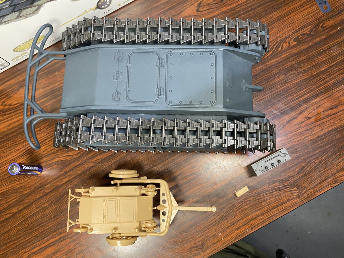 tamatetu's tweet image. 暇だったので1/6用ビニ部屋を覗いたら1/6ゴリアテ発見!
サイバーホビー製のキャスト無垢で重い・・・
1/16と並べると大きさの違いが凄いね。
まずはこれの用のカートを作ろうかな。