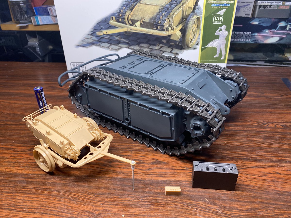 tamatetu's tweet image. 暇だったので1/6用ビニ部屋を覗いたら1/6ゴリアテ発見!
サイバーホビー製のキャスト無垢で重い・・・
1/16と並べると大きさの違いが凄いね。
まずはこれの用のカートを作ろうかな。