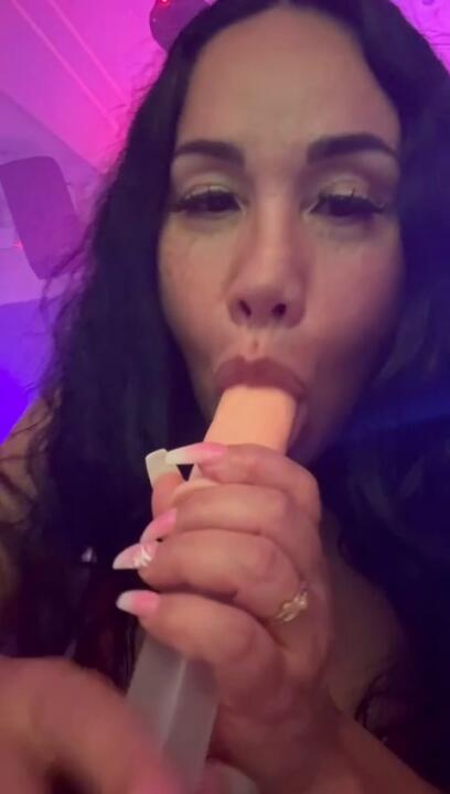 I just sold a video on #realloyalfans. Take a look here: tinylf.com/OVjHNIUZ6Uy6j2…