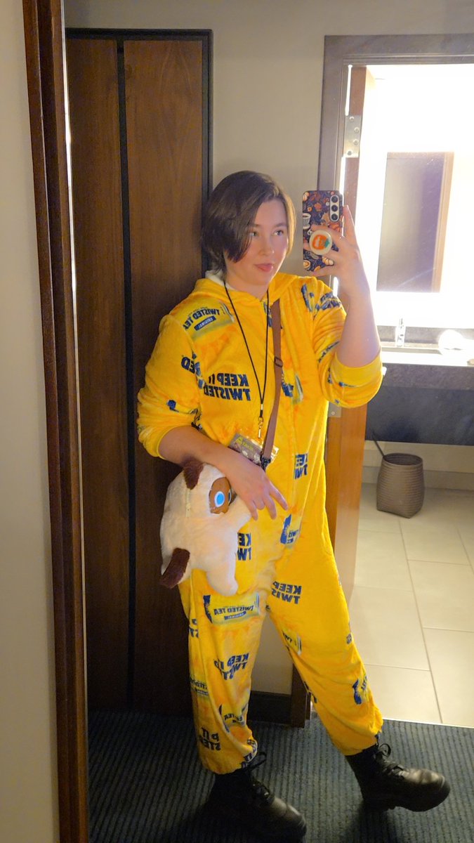 CloverCosplays's tweet image. Con party room fit check 💛