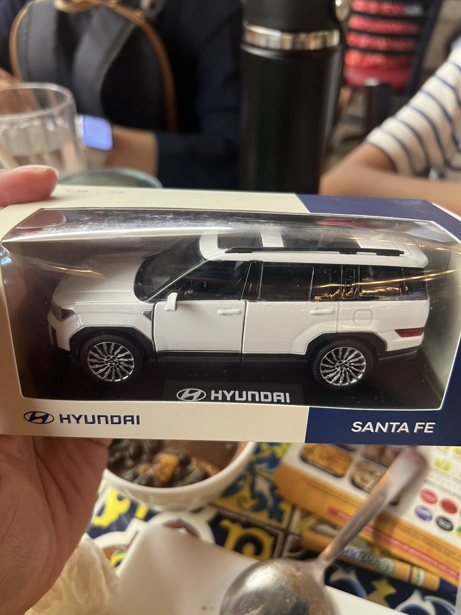 Letak booking fee untuk Hyundai Santa Fe, dapat satu model Santa Fe miniatur.