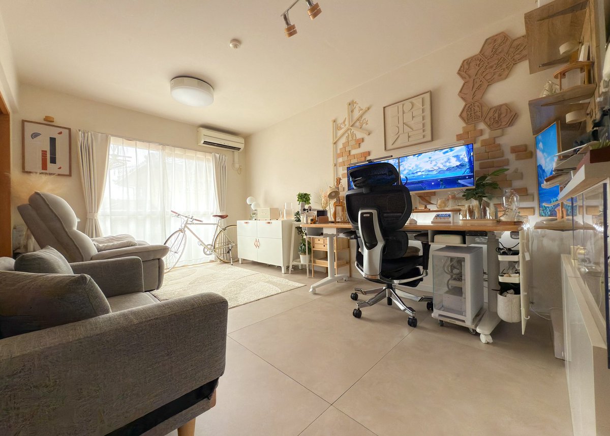 osarun_run_run's tweet image. 今日はデスク周り☺️
(部屋の好きなもの3つ)

･LOWYA:天然木2人掛けソファ
･Frexi Spot:Lotus(旧名 XRC5 Pro)
･Fuji Ballad(ハンドル/サドル レザーカスタム)

#desksetup #setup #flexispot