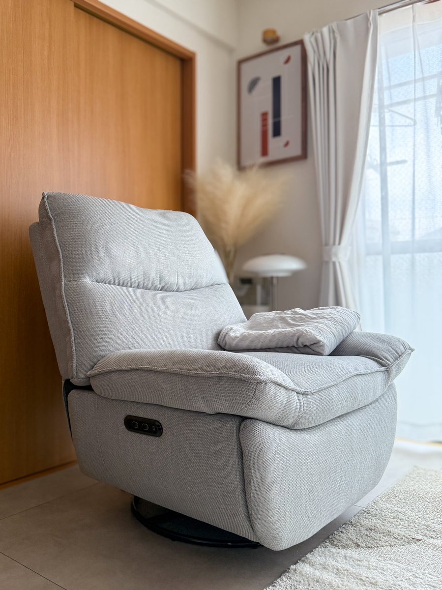 osarun_run_run's tweet image. 今日はデスク周り☺️
(部屋の好きなもの3つ)

･LOWYA:天然木2人掛けソファ
･Frexi Spot:Lotus(旧名 XRC5 Pro)
･Fuji Ballad(ハンドル/サドル レザーカスタム)

#desksetup #setup #flexispot