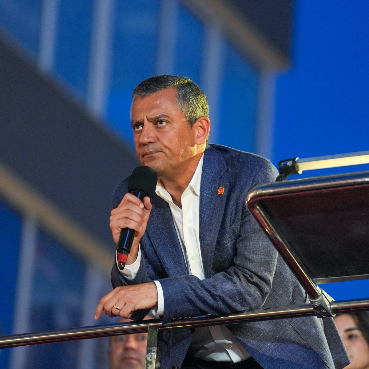 CHP Genel Başkanı Özgür Özel cırpınmana bakılırsa sanırım silkelenme sırası sende.
Dokunulmazlığnın kaldırılması dosyası TBMM Karma Komisyonu'nda 12. Kalemde çok ciddi tekrarlanmış suç unsurları var. 
Toplumun Huzurunu Bozmadan, Anayasal düzeni kaldırmaya teşebbüse kadar gidecek.