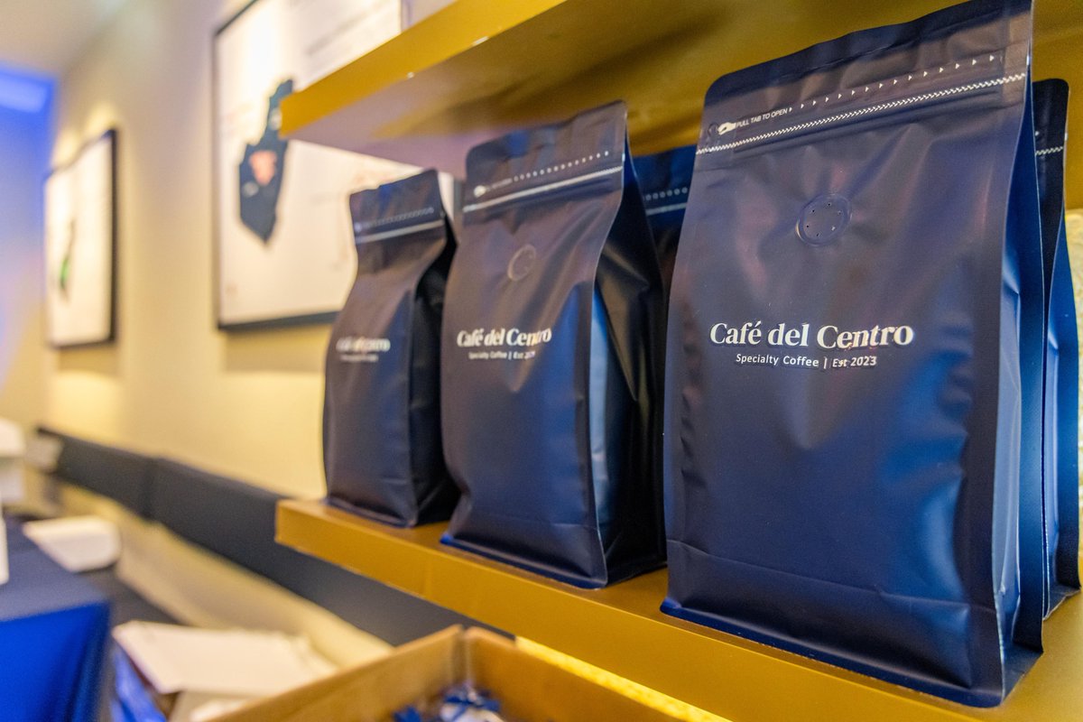 El Centro Histórico de San Salvador continúa consolidándose como uno de los principales polos de desarrollo económico del país, y suma una nueva historia de éxito con la apertura de Café del Centro: un espacio que enriquece la oferta gastronómica y brinda una experiencia