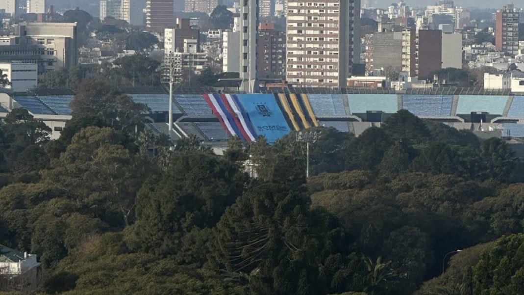 Ustedes se rien, pero son capaces de ir a buscar las verticales que ponen la AUF de decorado y después te hacen una canción como que fuera una hazaña jajaja