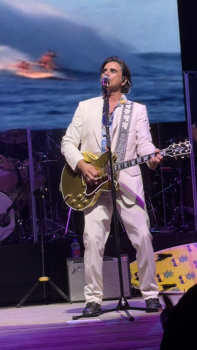 Ang_XoXo17's tweet image. Oh Mylanta @JohnStamos is infront of my face HAVE MERCY