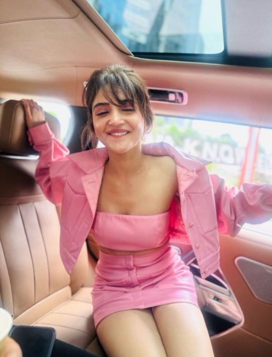 Rowdy: I couldn't control my anger when i heard some senior guy ragged you in college

Rowdy's sister: anna i told you not to handle it

Rowdy: too late dear, i already changed him to look like how you like,can't change him back. Look inside the car😂

Me inside the car: