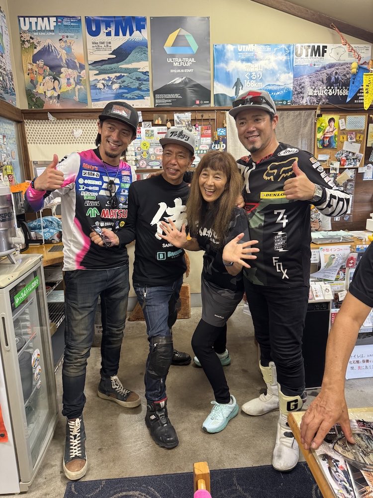 reoreiko's tweet image. 昨日、ダカールラリー2026に初挑戦する藤原晋也さんとそのファミリーが、カフェに楽しい襲撃😃 応援するファンたちとビーナスラインをツーリング。よきかなよきかな〜