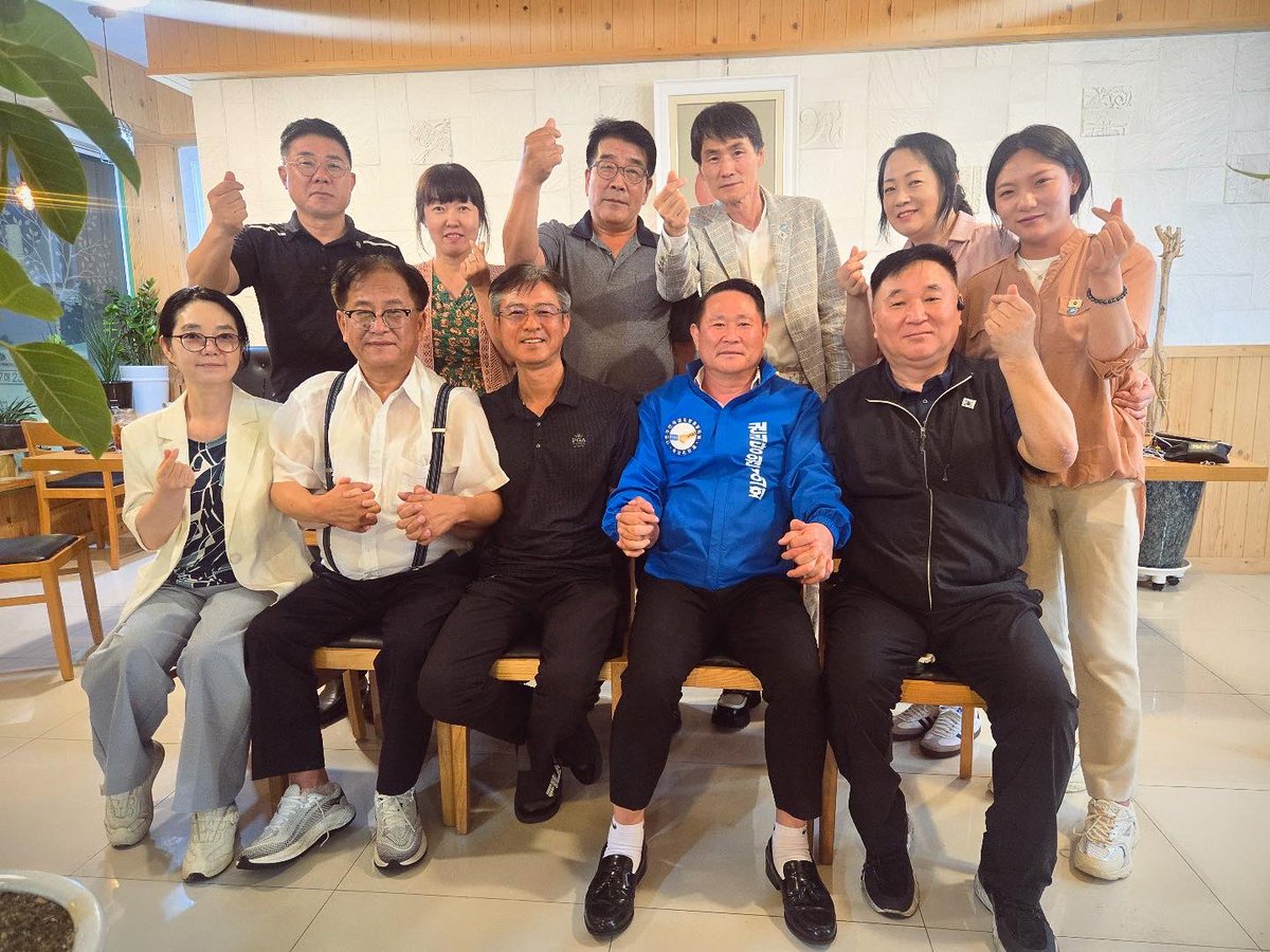 어쩌다보니 저희 가게가 민주당 천안 아지트가 되버렸네요. 어제 민주경찰 안병하 치안감 아드님 안호재님, 경찰청공무직노조위원장 이경민님, 그리고 더민주 전국희망연대 박태영 의장님 외 여러분들이 방문해 주셨어요. 유민아버님 인맥으로 이어진 만남, 감사하고 뜻 깊은 시간이었습니다.