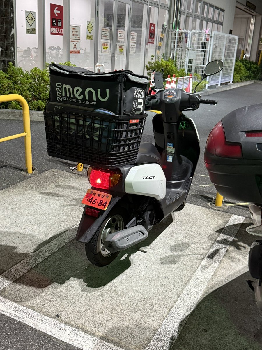 matsumax's tweet photo. まったく意味がわからないのだけど、スーパーのバイク置き場に配達と思しき原付がアイドリング状態で停まってた。

これで買い物行ってるのかな？

コンビニとかほんの短時間ならわからんくもないが、ここ、店舗は2階でレジは3階でそこそこ時間かかる。

なんのメリットがあるのだろう https://t.co/JN3g5iycPf
