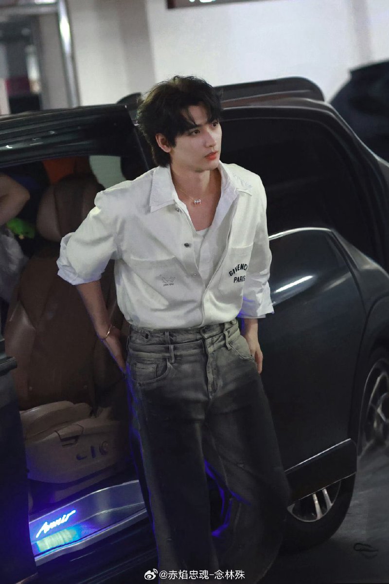 สร้อยคอ เสื้อ กางเกง กำไลข้อมือ รวมๆแล้วเหมือนแฟนกันเลยค่ะ🤧